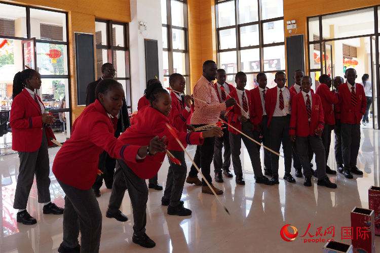 師生在體驗投壺游戲。人民網(wǎng)記者 黃煒鑫攝