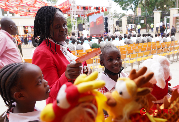 師生在逛春節(jié)集市。人民網(wǎng)記者 黃煒鑫攝