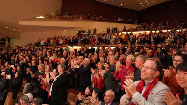 中德觀眾觀看中央民族樂團(tuán)“”天地永樂·中國(guó)節(jié)“”音樂會(huì)。中國(guó)駐德國(guó)大使館供圖