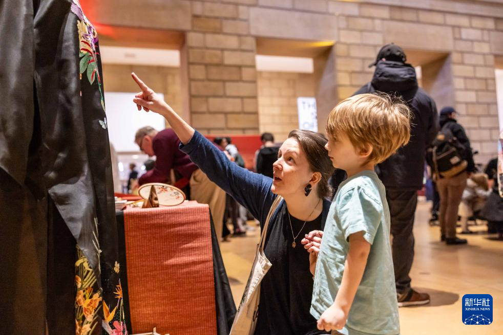 2月11日，參觀者在美國費城藝術博物館舉行的龍年迎新春活動上觀看中國傳統(tǒng)服飾。新華社發(fā)（周煥新攝）