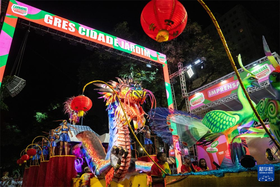 這是2月14日凌晨在巴西貝洛奧里藏特拍攝的“城市花園”舞校的花車。新華社記者 王天聰攝