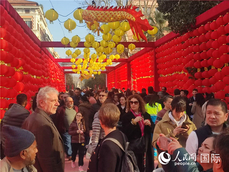 游園會(huì)入口處張燈結(jié)彩，人流如織。人民網(wǎng)記者鄭彬攝