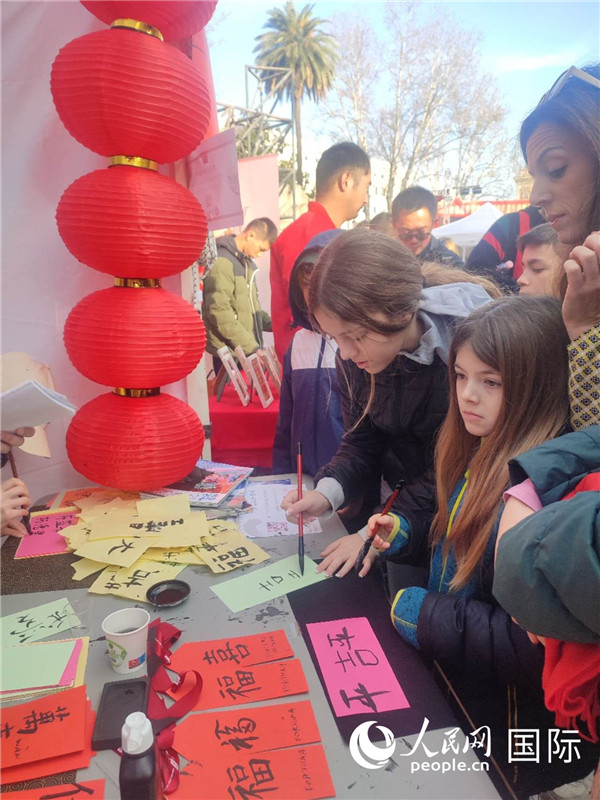 羅馬當(dāng)?shù)孛癖妼h字充滿興趣。人民網(wǎng)記者鄭彬攝