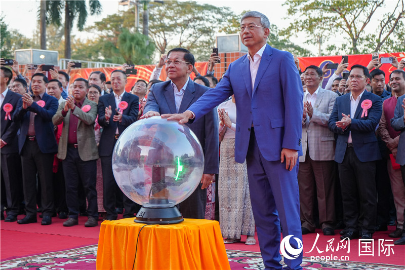 敏昂萊主席和陳海大使在中方援建和改造升級的仰光杜溫納國家體育館前共同按亮水晶球，啟動“錦繡唐人街”新春慶典-人民網(wǎng)記者謝佳君攝