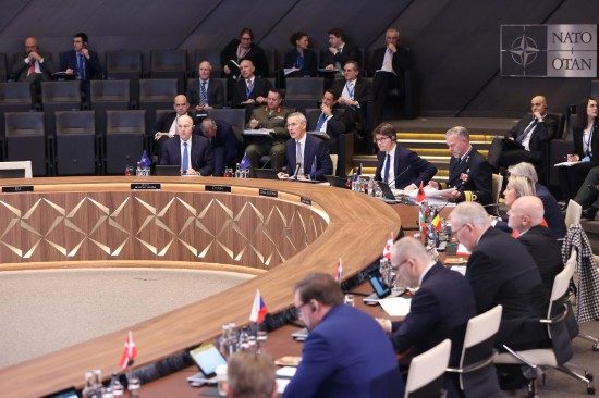 這是2月15日在比利時布魯塞爾拍攝的北約防長會現(xiàn)場。為期一天的北約成員國國防部長會議15日在比利時首都布魯塞爾結(jié)束。會議就加強北約的威懾和防御以及對烏克蘭的支持等問題展開討論。新華社記者趙丁喆攝