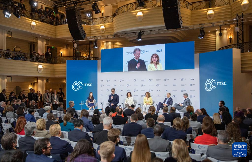 2月18日，慕安會主席克里斯托夫·霍伊斯根（中左二）在德國慕尼黑舉行的第60屆慕尼黑安全會議上發(fā)表閉幕致辭。新華社記者 張帆 攝
