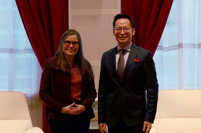 冰島總理雅各布斯多蒂爾（右一）與中國駐冰島大使何儒龍合影。中國駐冰島大使館供圖