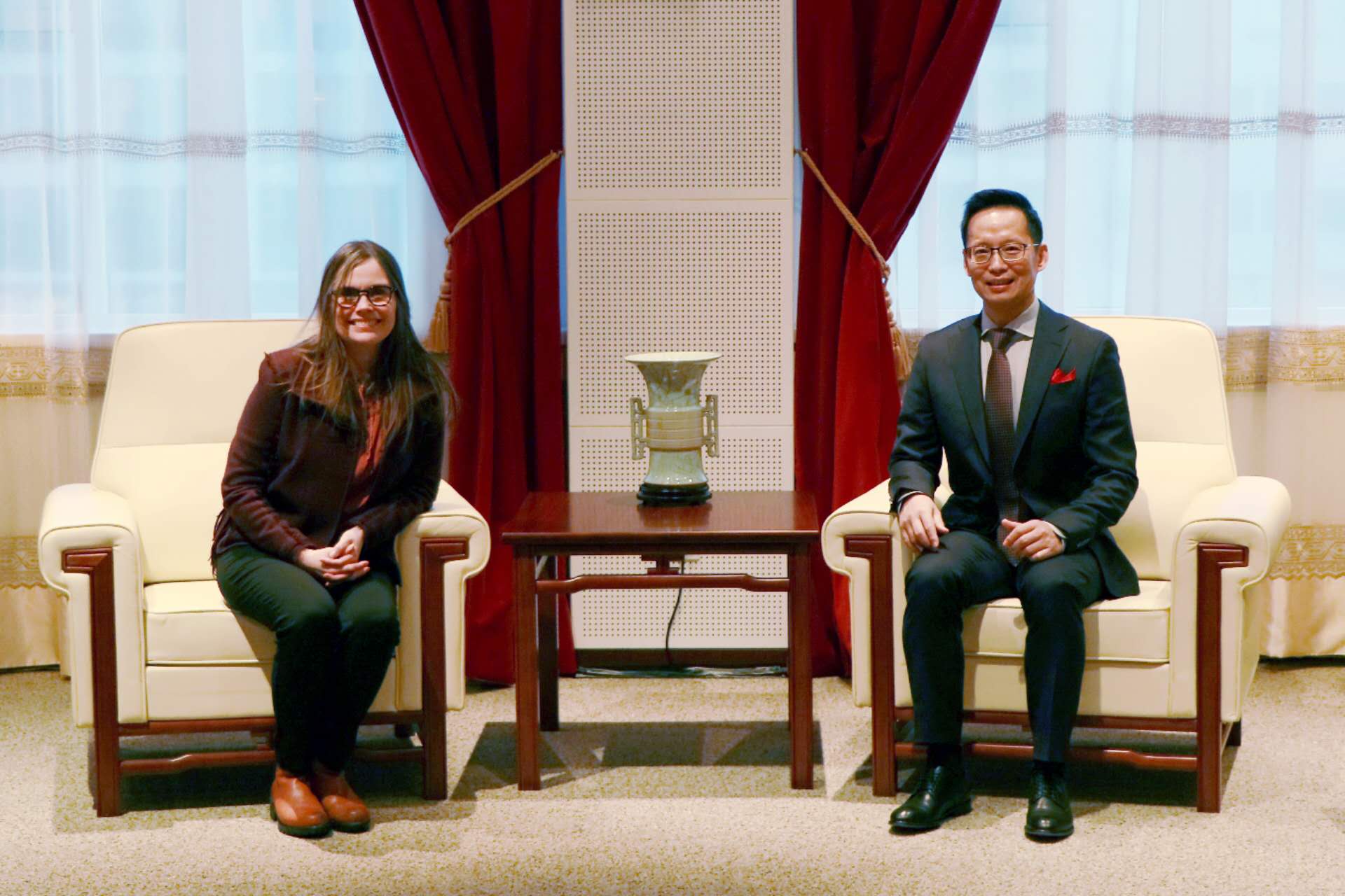 冰島總理雅各布斯多蒂爾（右一）與中國駐冰島大使何儒龍合影。中國駐冰島大使館供圖