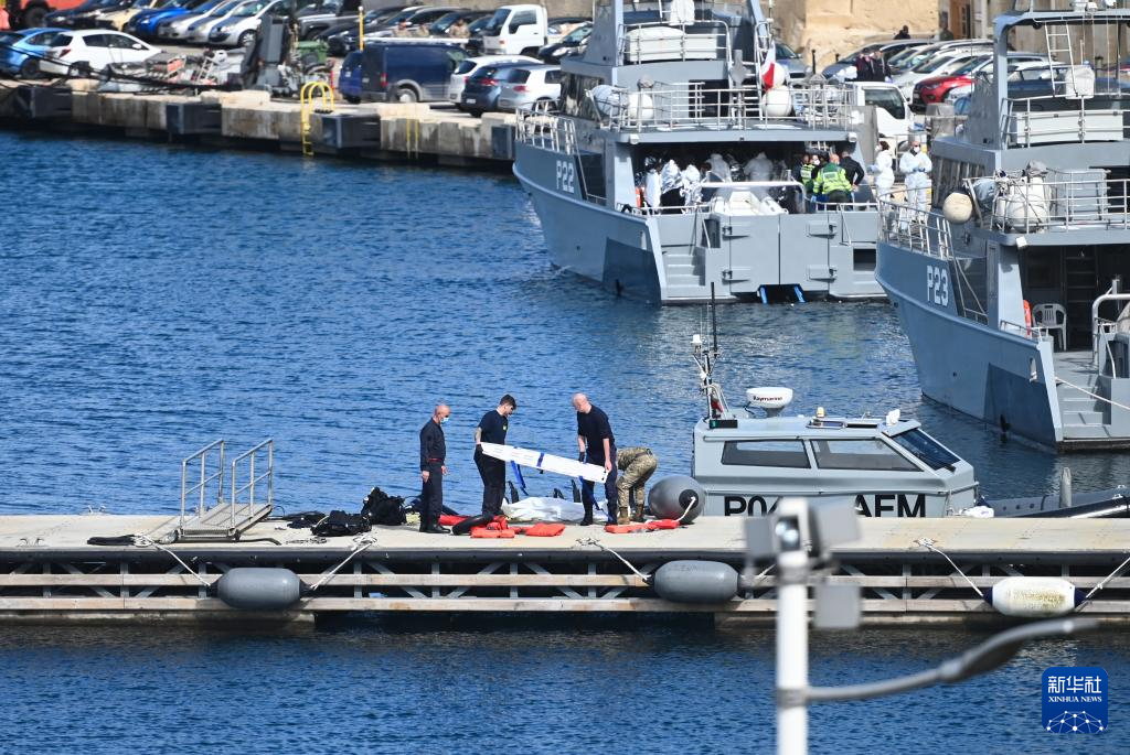 2月23日，在馬耳他皮耶塔，工作人員準(zhǔn)備搬運一具非法移民遇難者遺體。新華社發(fā)（喬納森·博格攝）