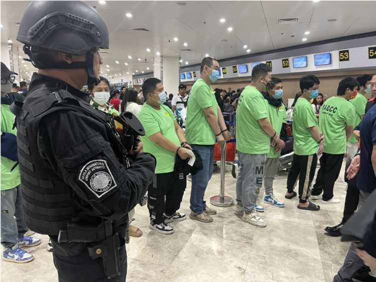 中國和菲律賓兩國執(zhí)法部門合作遣返在菲從事離岸博彩的中國公民。駐菲律賓使館供圖