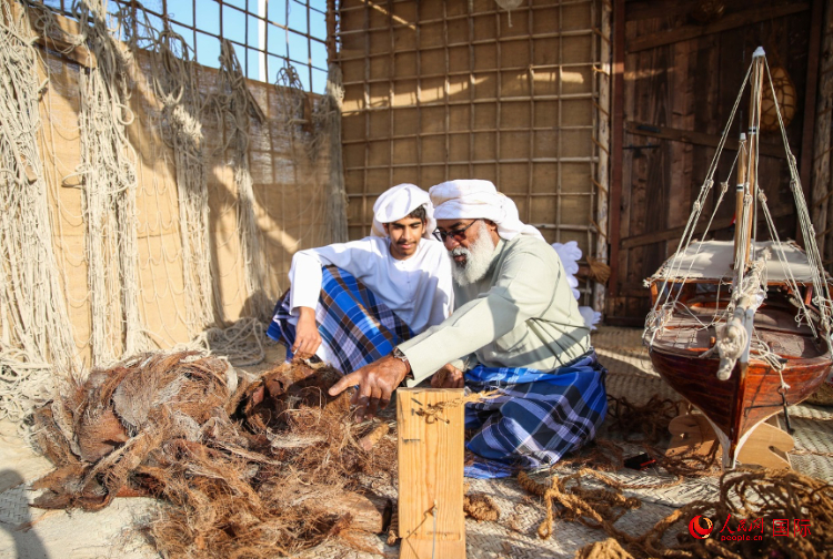 手工藝者展示如何用棕櫚葉制作繩子。人民網(wǎng) 塔里克·易卜拉欣攝