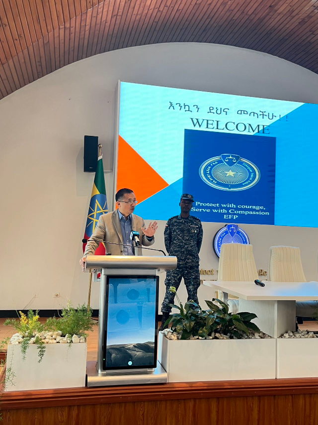 圖為駐埃塞使館首席館員申欽民公參致辭。亞的斯亞貝巴大學(xué)孔子學(xué)院供圖