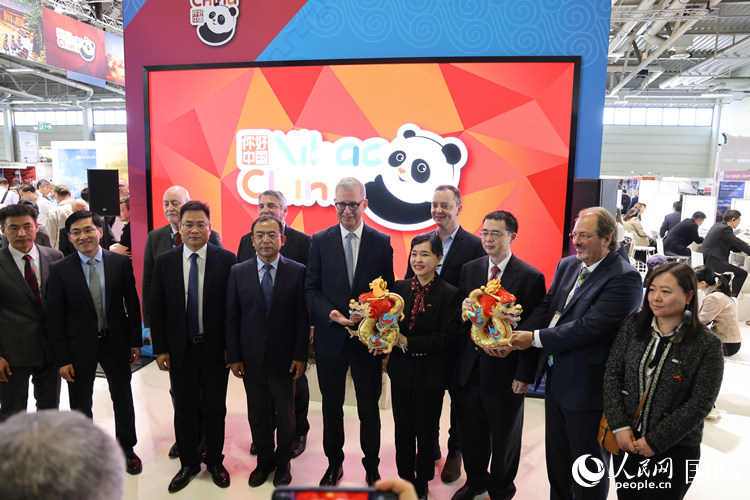 參加中國館開幕式的嘉賓們在“你好 中國” 展臺(tái)前合影留念。