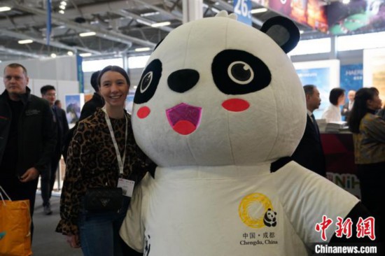 3月5日，2024年柏林國際旅游交易會(ITB)在柏林會展中心拉開帷幕。以“你好！中國”為主題的中國展區(qū)當日亮相展會。圖為觀眾與大熊貓人偶合影。中新社記者 馬秀秀 攝