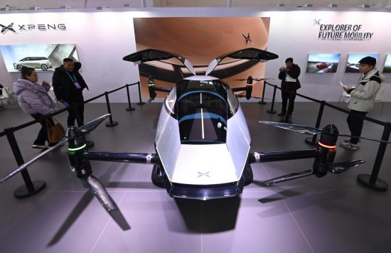 2023年12月1日，在鏈博會(huì)智能汽車鏈展區(qū)小鵬汽車展臺(tái)，參觀者觀看一臺(tái)智能飛行器。新華社記者蔡湘鑫攝