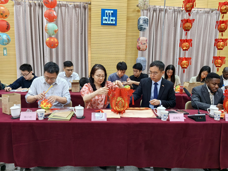 燈籠文化交流活動(dòng)現(xiàn)場。中建國際中西非公司供圖
