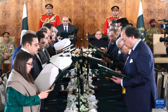   這是3月11日在巴基斯坦首都伊斯蘭堡總統(tǒng)府拍攝的內(nèi)閣宣誓就職儀式。巴基斯坦新內(nèi)閣的19名成員11日在巴總統(tǒng)扎爾達(dá)里和總理夏巴茲見證下，在首都伊斯蘭堡總統(tǒng)府宣誓就職。新華社發(fā)（巴基斯坦新聞與廣播部下轄媒體信息部門供圖）