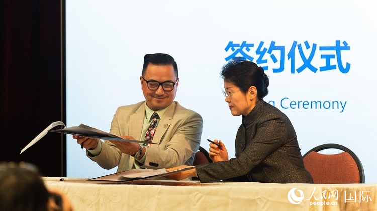 山東省圖書館與舊金山公共圖書館簽署合作協(xié)議。