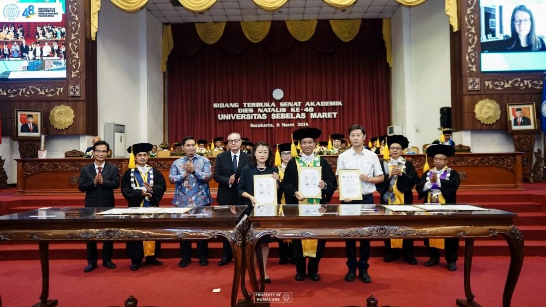 西華大學(xué)、三一一大學(xué)、印尼鋰源新材料有限公司、四川鋰源新能源有限公司四方共同簽署國(guó)際合作協(xié)議。印尼三一一大學(xué)孔子學(xué)院供圖