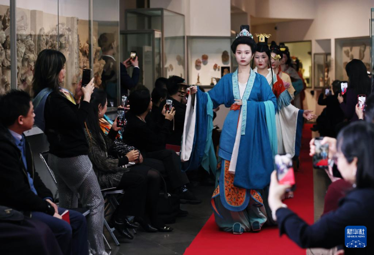 3月13日，在位于法國(guó)巴黎的吉美國(guó)立亞洲藝術(shù)博物館，模特展示敦煌復(fù)原服飾。新華社記者 高靜 攝
