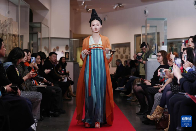3月13日，在位于法國(guó)巴黎的吉美國(guó)立亞洲藝術(shù)博物館，模特展示敦煌復(fù)原服飾。新華社記者 高靜 攝