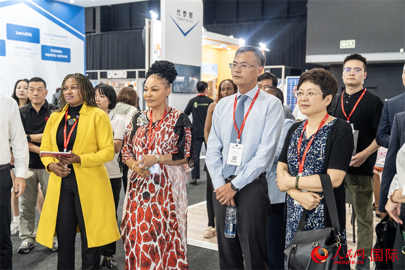 現(xiàn)場(chǎng)嘉賓參與捐贈(zèng)儀式。人民日?qǐng)?bào)非洲中心分社 希拉茲·莫林?jǐn)z