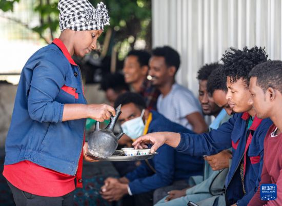 2024年2月16日，在埃塞俄比亞杜凱姆市的東方工業(yè)園，工人在工作間隙休息。 新華社記者 李亞輝 攝