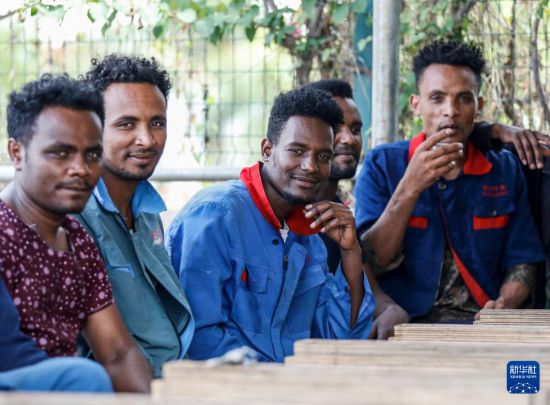 2024年2月16日，在埃塞俄比亞杜凱姆市的東方工業(yè)園，工人在工作間隙休息。 新華社記者 李亞輝 攝