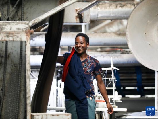 2024年2月16日，在埃塞俄比亞杜凱姆市的東方工業(yè)園，工人在東方紡織印染有限公司的車間內(nèi)工作。 新華社記者 李亞輝 攝