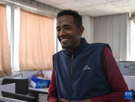 2024年2月16日，在埃塞俄比亞杜凱姆市的東方工業(yè)園，東方紡織印染有限公司經(jīng)理格圖·克貝貝接受新華社記者采訪。 新華社記者 李亞輝 攝