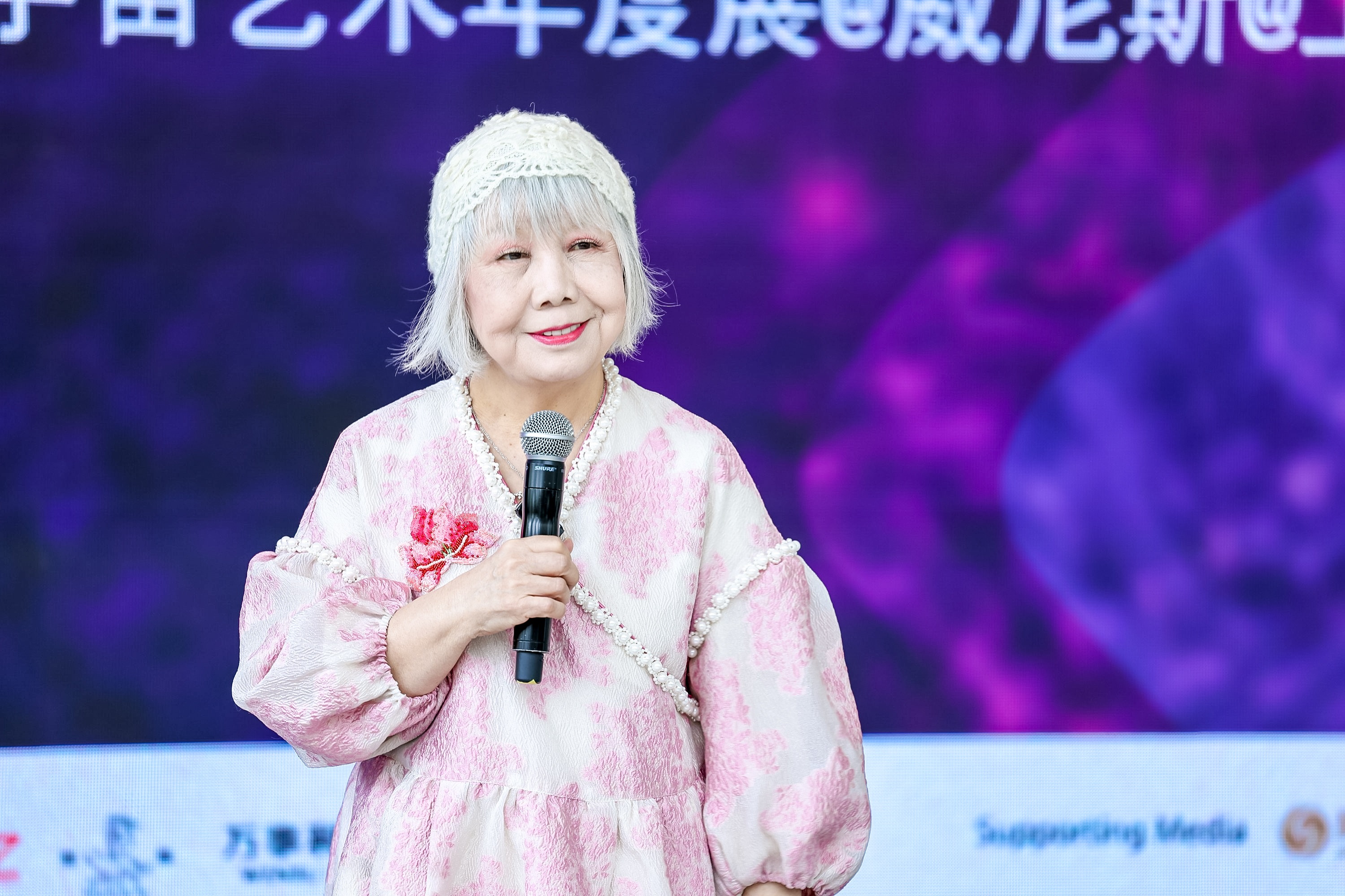 圖3：資深策展人、藝評家、臺北實(shí)踐大學(xué)教授陸蓉之致辭（圖片：鳳凰中心）