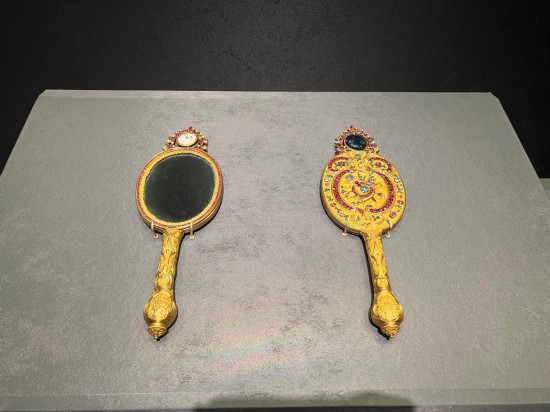 銅鍍金鑲表橢圓把鏡。新華社記者徐壯 攝
