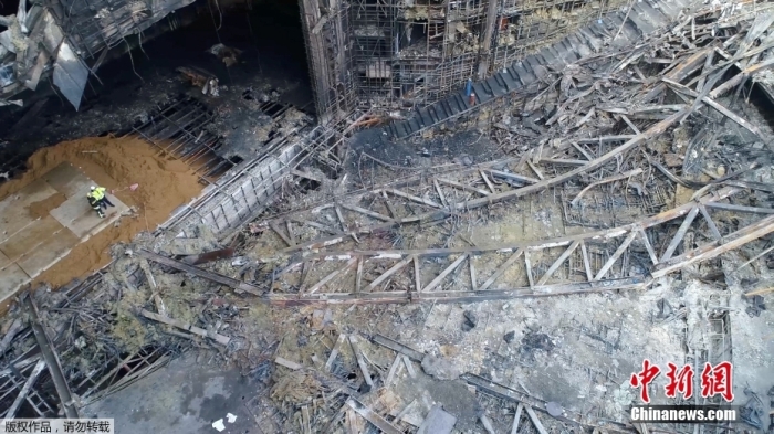 當?shù)貢r間2024年3月26日下午，據(jù)俄羅斯緊急情況部公布的消息，莫斯科州“克羅庫斯城”音樂廳恐怖襲擊事件的搜救工作已經(jīng)全部結(jié)束。據(jù)介紹，工作人員已完成現(xiàn)場滅火救援以及廢墟清理的工作。圖為發(fā)生恐怖襲擊事件后音樂廳內(nèi)部滿目瘡痍。（視頻截圖）