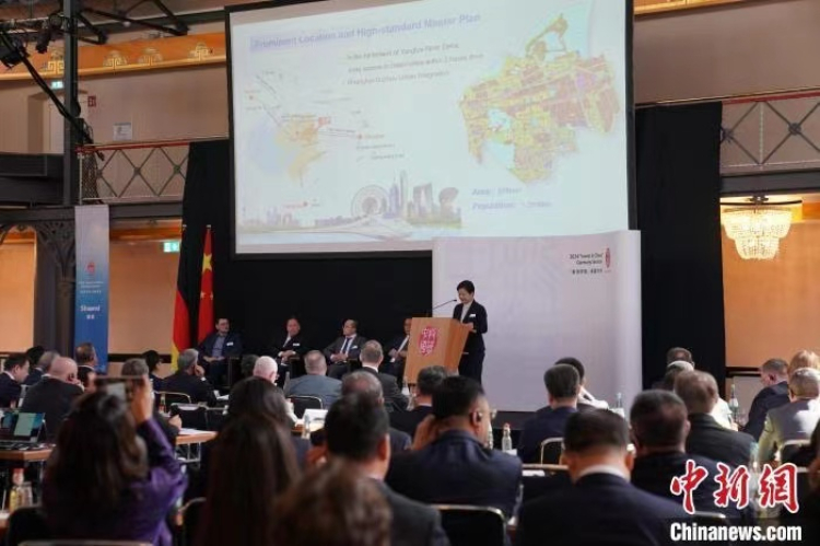當(dāng)?shù)貢r(shí)間4月5日，由中國(guó)商務(wù)部主辦的“投資中國(guó)”德國(guó)專場(chǎng)推介活動(dòng)在斯圖加特市舉行。中新社記者 馬秀秀 攝