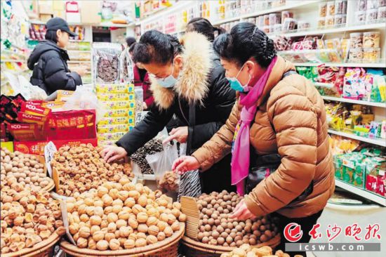 　　在長(zhǎng)沙南門(mén)口菜市場(chǎng)附近的一家炒貨店內(nèi)，市民正在選購(gòu)年貨?！　￠L(zhǎng)沙晚報(bào)全媒體記者 范宏歡 攝