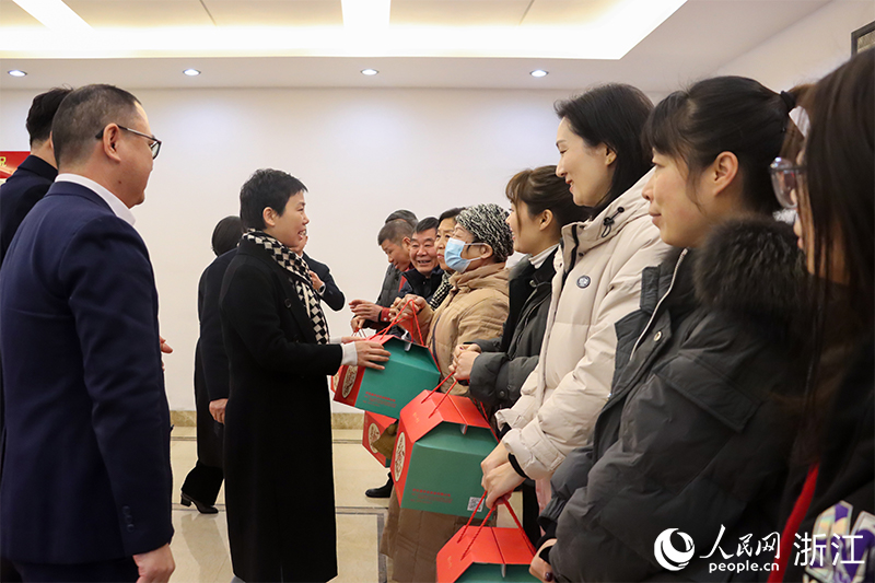 杭州市上城區(qū)“我為年夜飯?zhí)淼啦恕睈?ài)心禮盒正式啟送。人民網(wǎng) 秦文攝