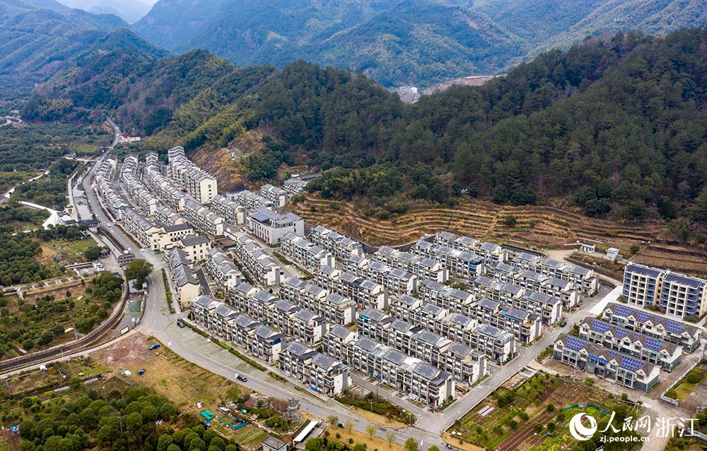 近日，航拍寧波市海曙區(qū)龍觀鄉(xiāng)李岙村屋頂光伏項(xiàng)目。人民網(wǎng) 章勇濤攝