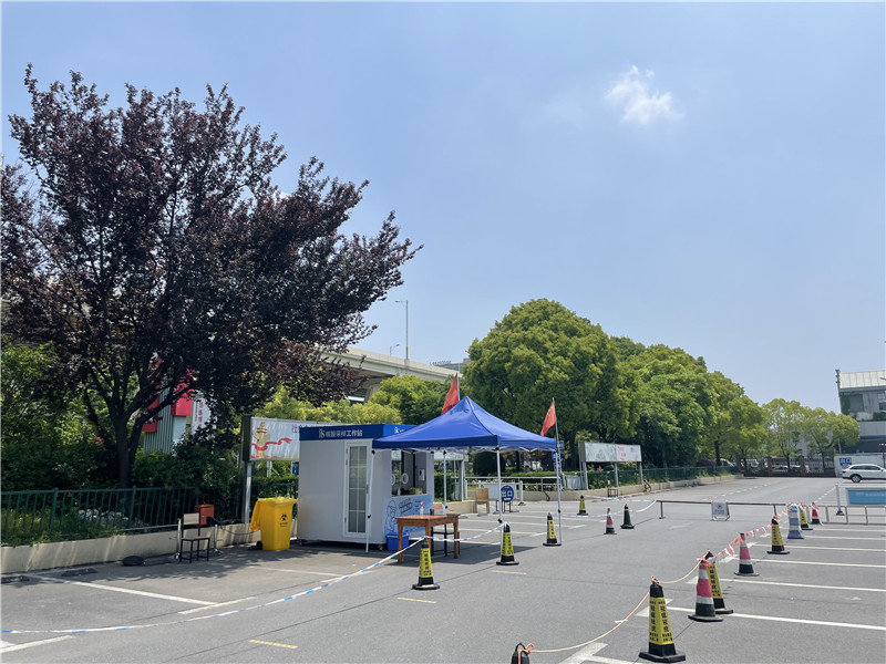 常態(tài)化“核酸采樣工作站”亮相上海街頭。龔昱攝