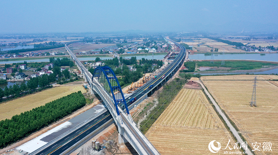 工作人員正在加速推進(jìn)牛屯河特大橋項目。人民網(wǎng) 王銳攝。