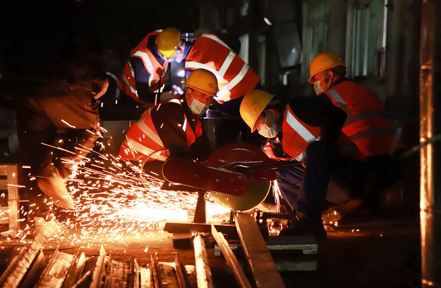 建設(shè)者們爭分奪秒保證進(jìn)度。雷占勝攝