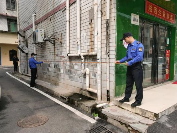 聯(lián)合執(zhí)法小組進行房屋入戶調查丈量。單位供圖