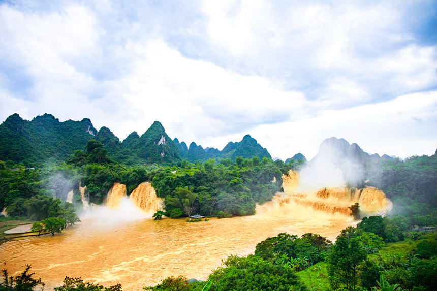 中越德天跨國瀑布水量暴漲成“黃金瀑布”。楊虎旺攝