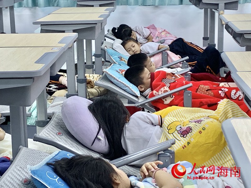 ?？诘诙W(xué)學(xué)生在新式課桌椅上午休。人民網(wǎng) 李浩蓉?cái)z