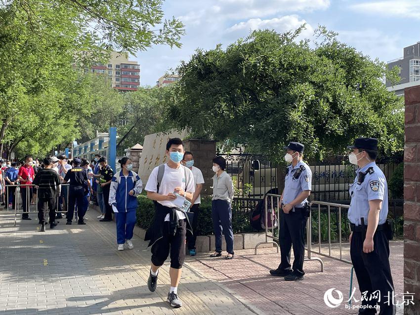 在中關(guān)村中學(xué)考點，考生們有序走入考點。人民網(wǎng) 董兆瑞攝