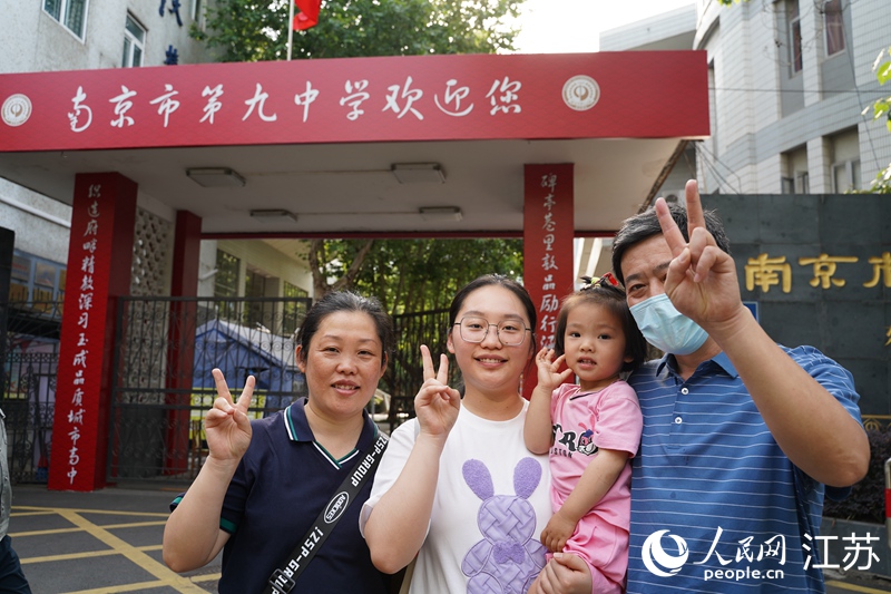 一家人在考點前合影留念。周夢嬌攝