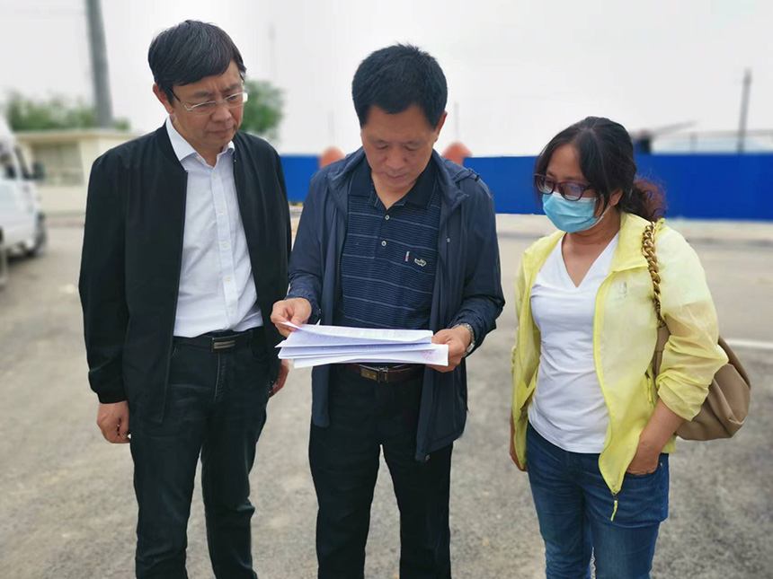 國情調查核查組專家對司家營鐵礦生產臺賬等進行檢查。袁海波攝