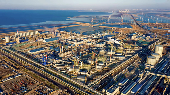 俯瞰豐南區(qū)臨港經(jīng)濟(jì)開(kāi)發(fā)區(qū)的河北縱橫集團(tuán)豐南鋼鐵有限公司。 李秀清攝