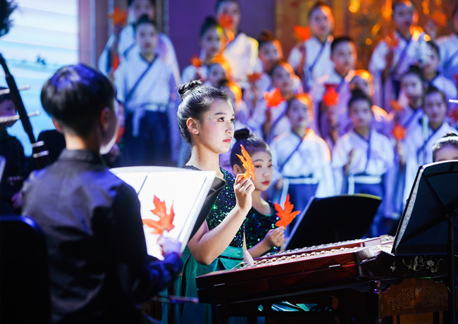 樂團(tuán)在臺(tái)上演出。單位供圖