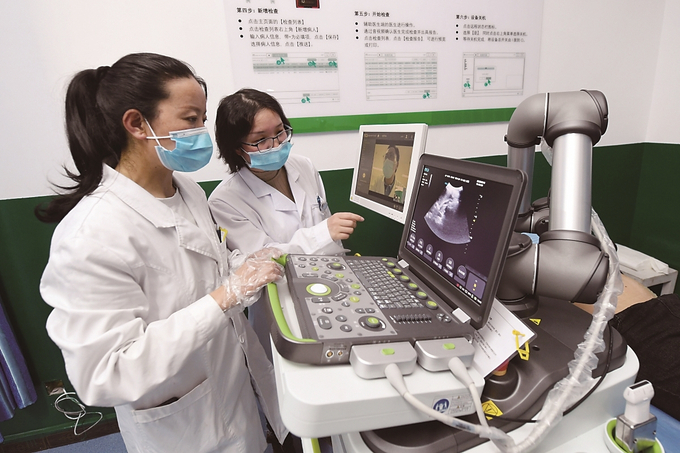 江蘇援藏投資三百萬元在林周縣人民醫(yī)院建設(shè)了拉薩市首臺套遠(yuǎn)程超聲診斷系統(tǒng)。 本報記者 萬程鵬 攝