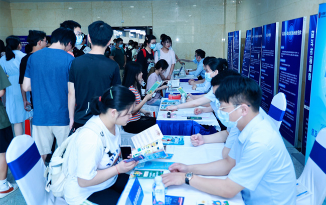 大學(xué)生現(xiàn)場(chǎng)咨詢創(chuàng)業(yè)政策。長沙市人社局供圖